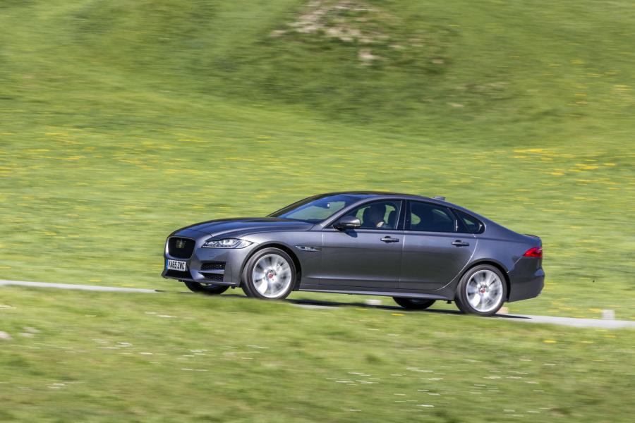  Jaguar XF R-Sport AWD 2016 года  (фото 10 из 21)
